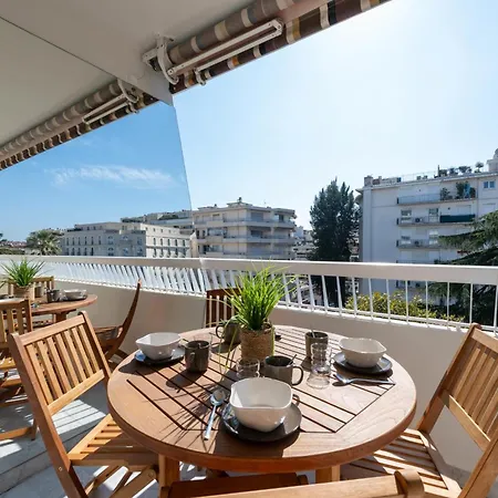 Διαμέρισμα Spacious 1-br With Terrace Heart Of Κάννες